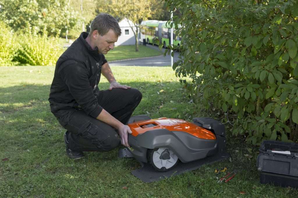 Autmow Robotic Lawn Mower Field Tech